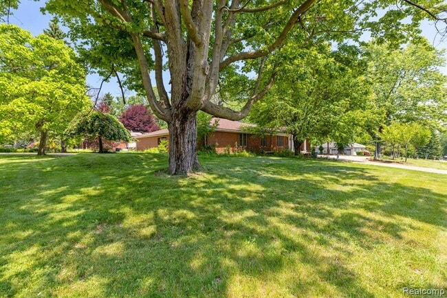 Building Photo - 297 Vreeland Dr