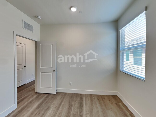 Building Photo - 505 Silverbell Fls Pl