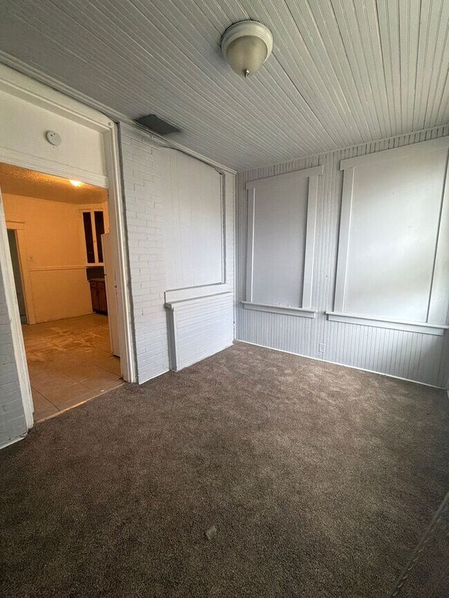 Building Photo - 2 Bedroom, 1 Bath