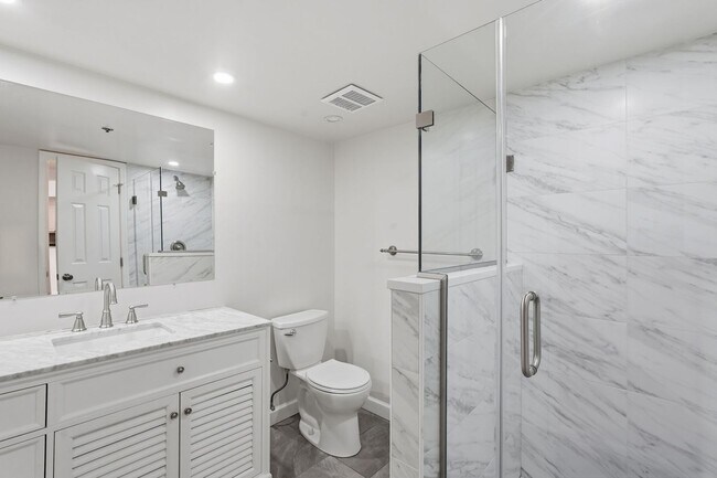 Building Photo - Updated 2BR Condo in Old Town Alexandria - 2 blocks to Metro