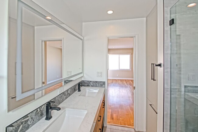 Building Photo - 4021 Crest Dr