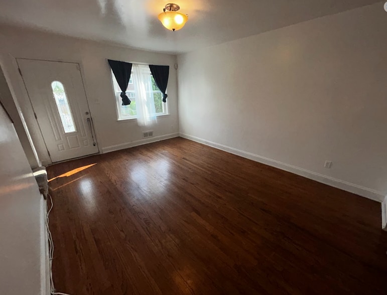 Living Room - 830 Montpelier St