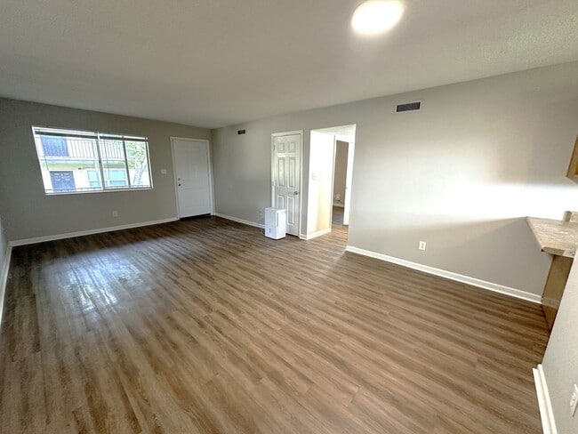 Building Photo - MODERN 2/1 TWN 2nd Story Unit w/ Washer/Dryer! Walk to Downtown! $1050/month Avail NOW!