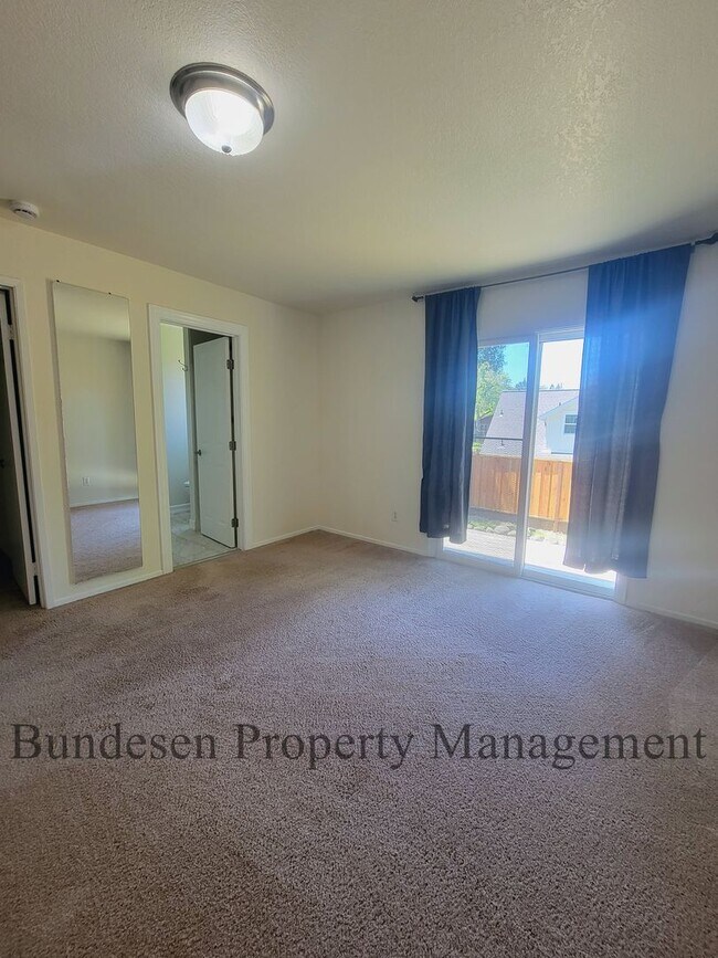 Building Photo - Spacious Westside 5BR Home in Petaluma - E...