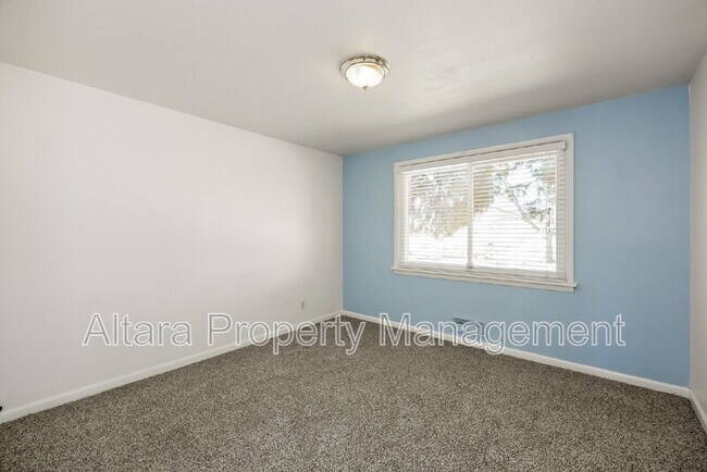 Building Photo - 2123 Robin Dr