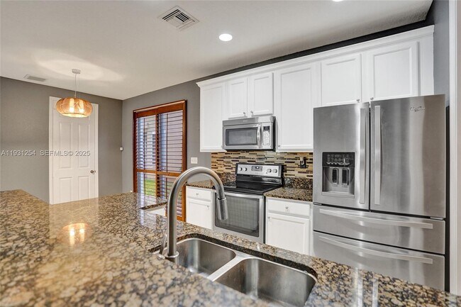 Building Photo - 2057 SE Avon Park Dr