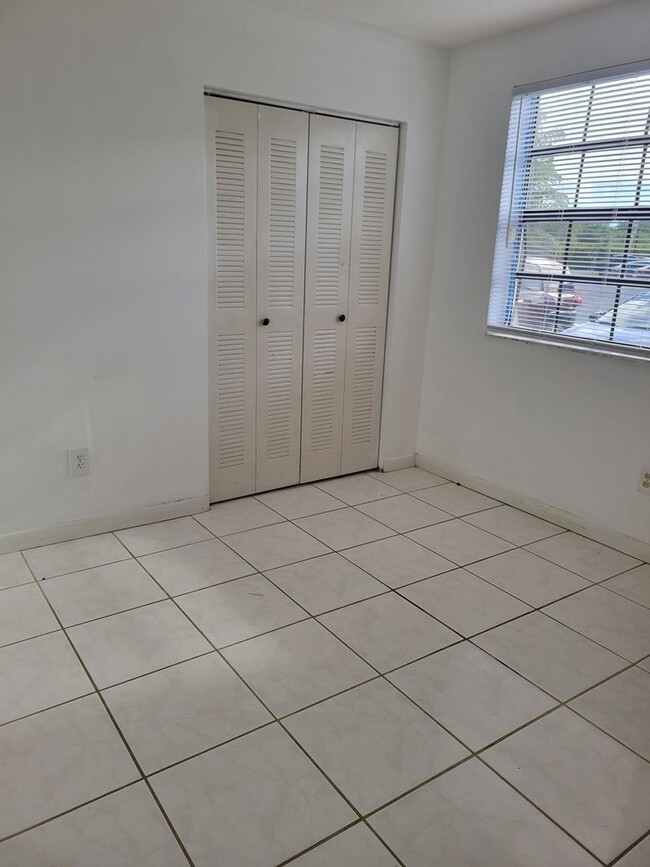 Building Photo - Beautifully renovated 2/2 condo in gated c...