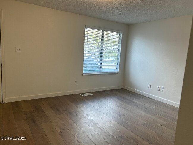 Building Photo - 6780 Peppermint Dr