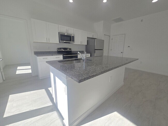 Building Photo - Brand new 4/2/2  House