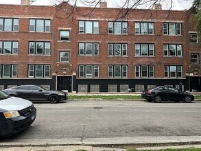 Building Photo - 2109 N Hamlin Ave