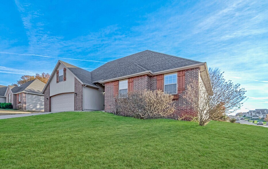 Building Photo - 120 N Peach Brook