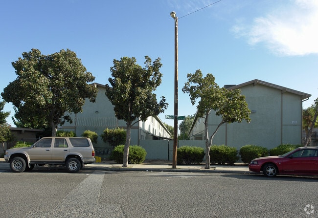 Primary Photo - 5695-5705 E Huntington Blvd