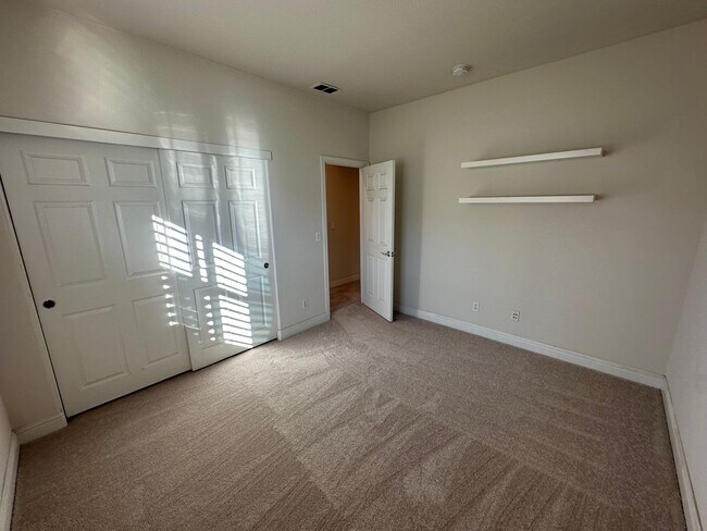 Building Photo - Beaitiful 4 Bedroom, 2.5 Bath Mountain Hou...