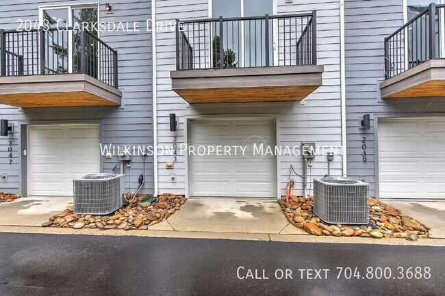 Building Photo - 2043 Clarksdale Dr
