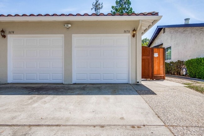 Building Photo - Amazing Studio Unit of a Triplex / Minutes from Apple