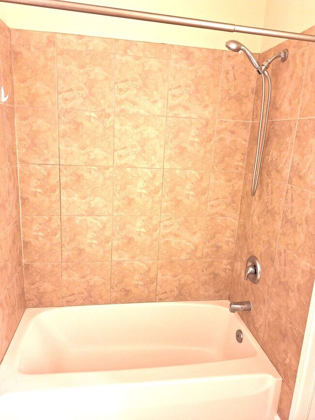 Building Photo - 3 bedroom/ 2 bathroom- Bennington on the Park