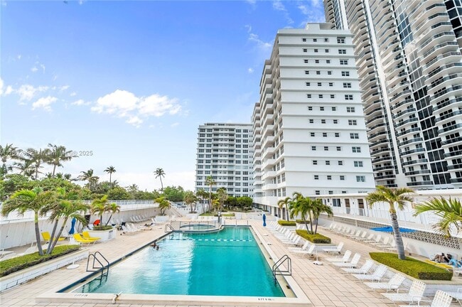 Primary Photo - 4747 Collins Ave