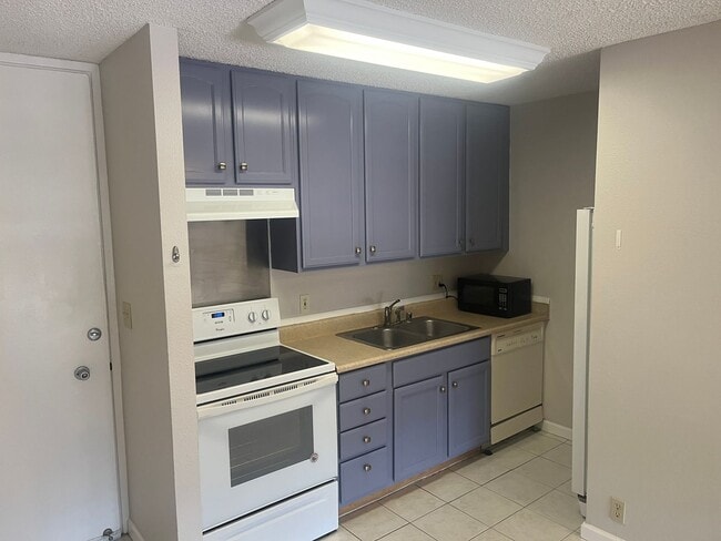 Building Photo - Must See Unit in Makiki!!!