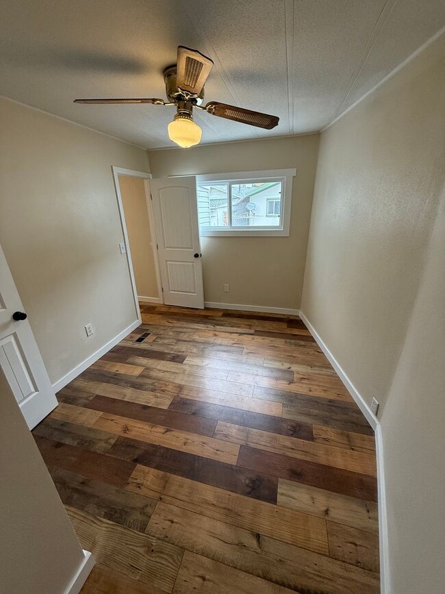 Building Photo - Updated 2 Bedroom, 1 Bath Home – Quiet Inside, Even Next to the Freeway