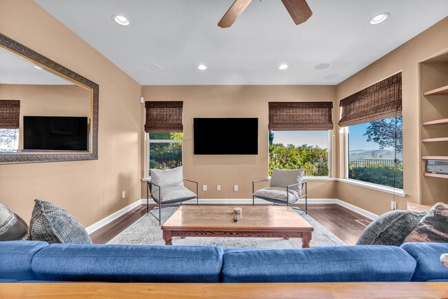 Building Photo - 1520 Taos Ln