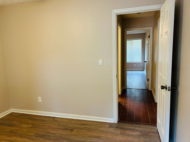Building Photo - 140 Summerwood Dr