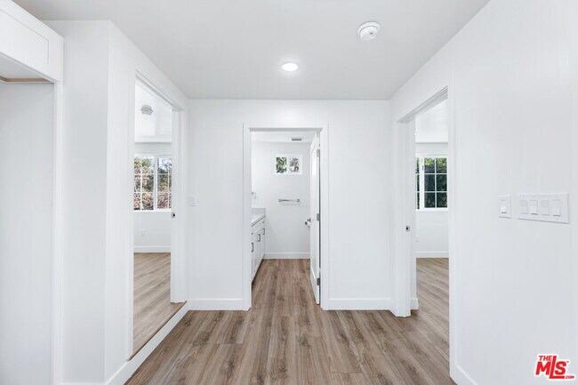 Building Photo - 498 E 52nd St
