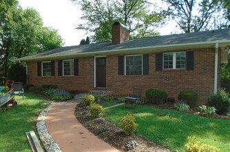 Building Photo - "Charming 3-Bed Retreat with Finished Basement & Fireplace in Scenic Mills River!" Furnished