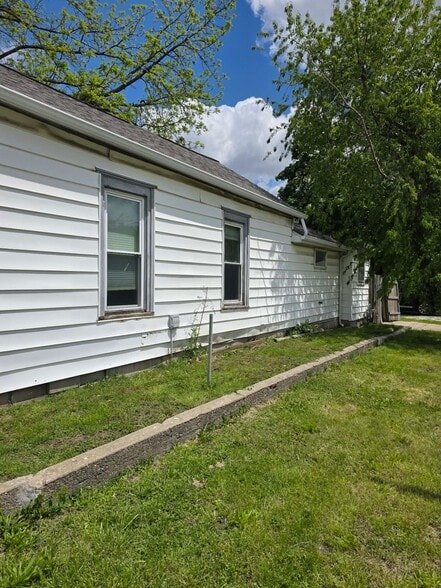 Building Photo - 10 Cedar St