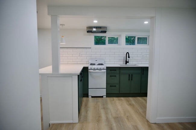 Building Photo - 1bd/1ba Seattle Triplex