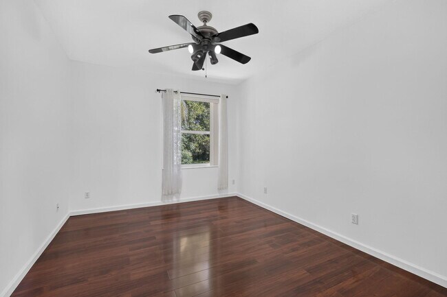 Building Photo - 9479 Sedgewood Dr