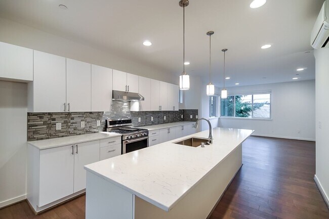 Building Photo - 2Bd/2.5Ba Bellevue Townhouse