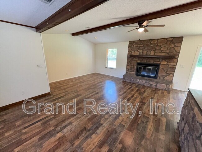 Building Photo - 5621 Lia Dr
