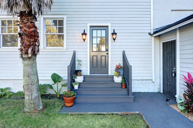 Building Photo - 306 E Victory Dr