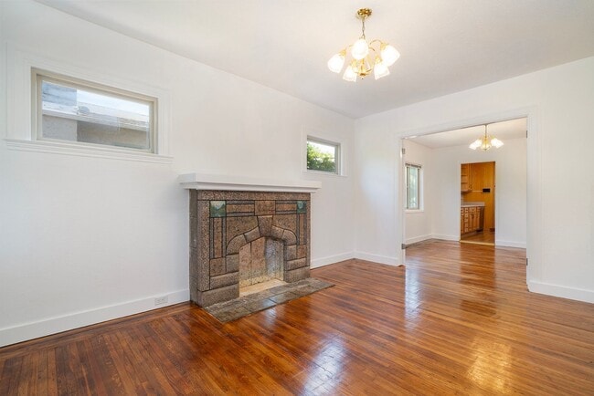 Building Photo - Spacious Two Story Albany Home Two Blocks ...