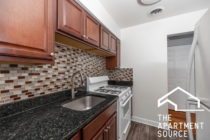 Building Photo - 6831 N Greenview Ave