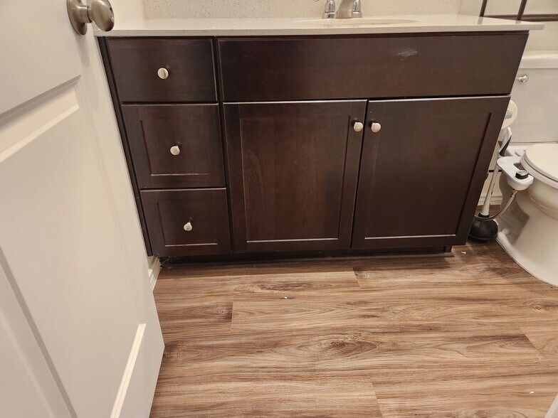 Main bedroom en-suite bathroom with lots of storage space. - 13306 Mussel Run
