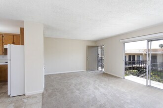 Building Photo - Pacific Beach: Spacious 2 Br Apartment wit...