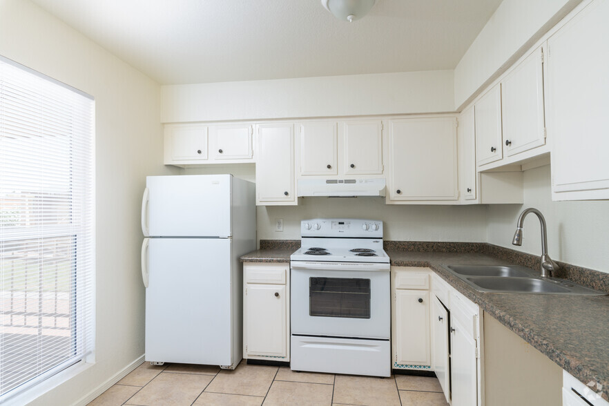 2BR, 2BA - 875SF - Kitchen - La Hacienda Apartments