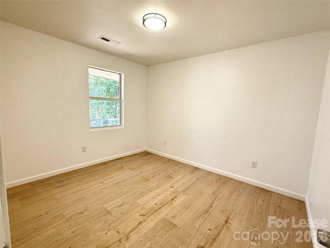 Building Photo - 541 E Woodlawn Rd