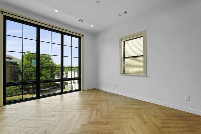 Building Photo - The 912 Building C