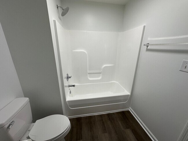 Building Photo - UPDATED TOWNHOME IN EVANS