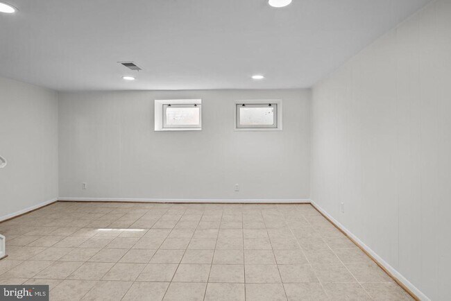Building Photo - 3305 S Wakefield St