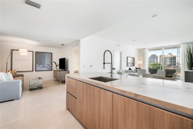 Building Photo - 401 N Birch Rd