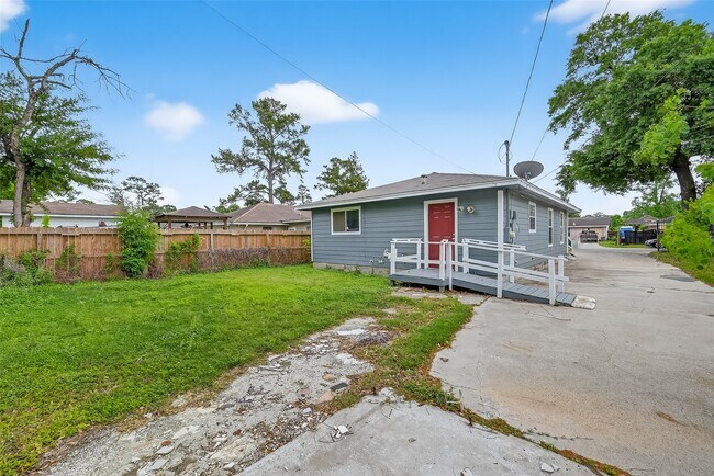 Building Photo - 2446 Mayview Dr