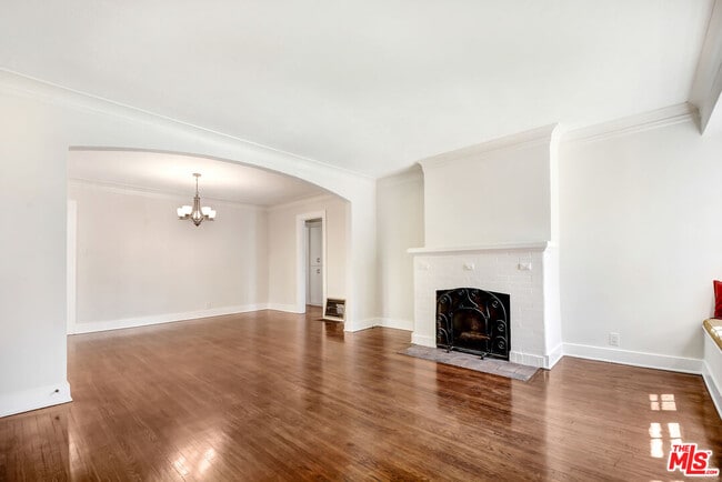 Building Photo - 942 N Croft Ave