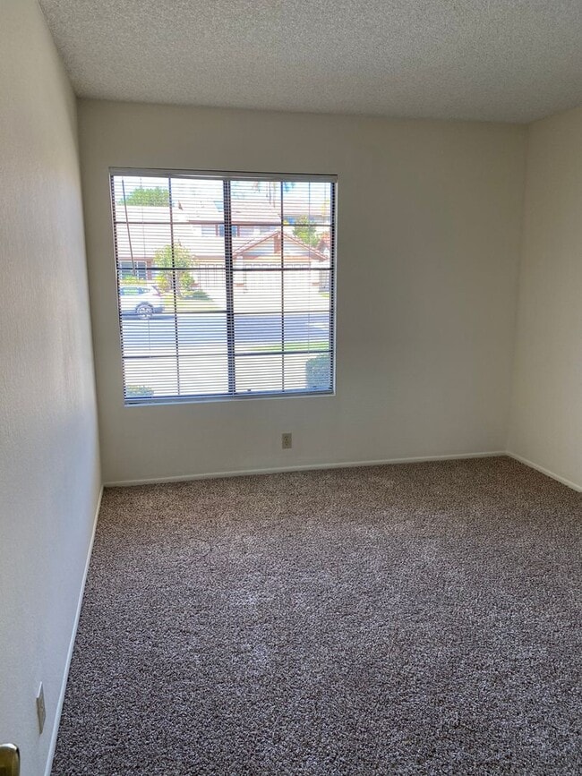 Building Photo - Single story 3 bed, 2 bath Moorpark home with yard