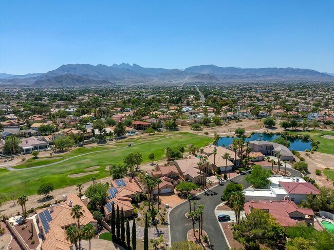 Building Photo - POOL HOME WITH LUSCIOUS GOLF COURSE & MAJE...