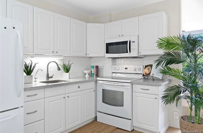 Building Photo - Makiki - Spacious one bedroom, one bath at...