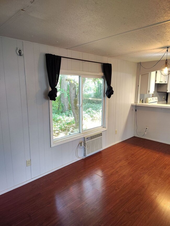 Building Photo - 1819 Green Siding Rd