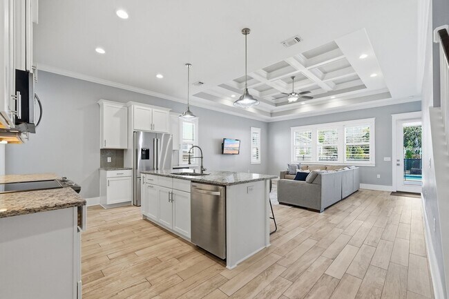 Building Photo - Stunning 4 Bedroom Home with Solar Energy & Private Pool!
